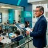 Transformación digital en educación: El manual de supervivencia para la gestión escolar en 2026 Un rector haciendo uso de herramientas tecnologicas para la gestión escolar en 2026