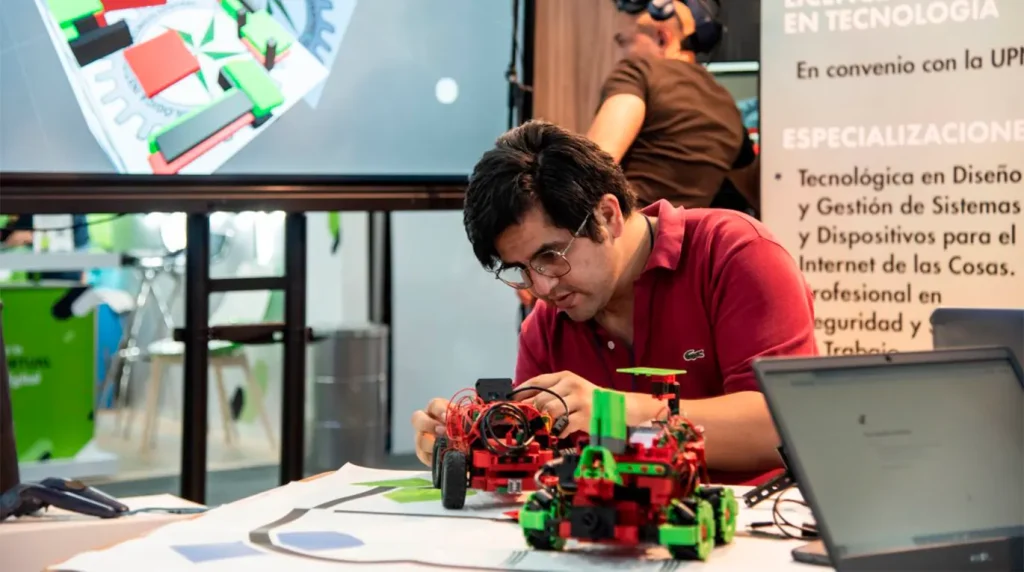 en la feria se exhibe robotica y ciencias que ayudan a comprender las tecnologias educativas