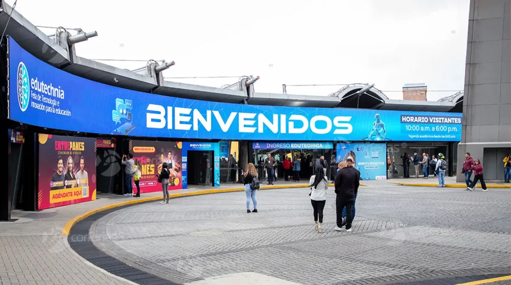 feria educativa que muestra los avances tecnologicos en educacion y ciencia